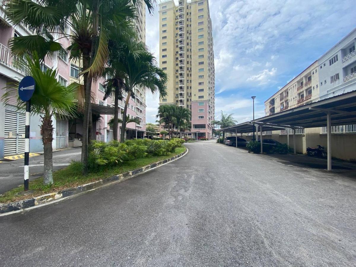 Homestay Juta Mines Seri Kembangan Balakong Serdang Lama Zewnętrze zdjęcie